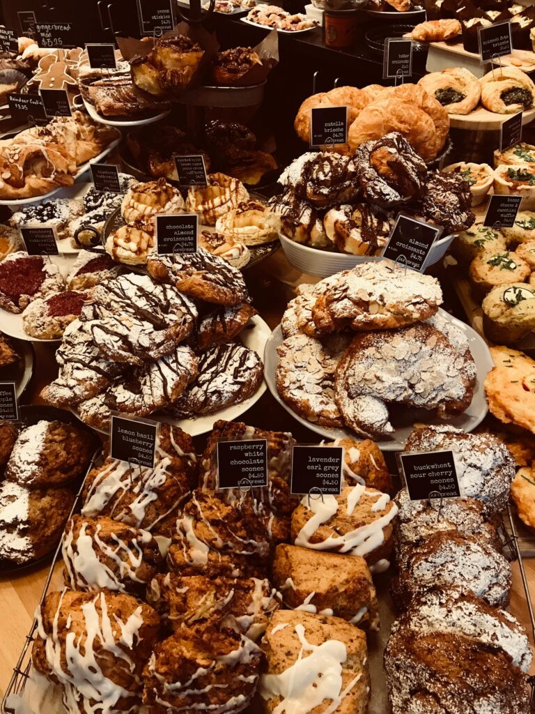 Variedad de pan dulce, croissants y bollería recién horneada en exhibición