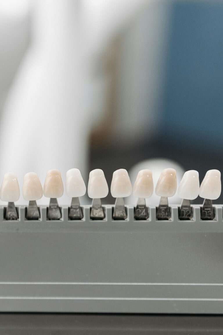 Guía de tonalidades de dientes para prótesis o blanqueamiento