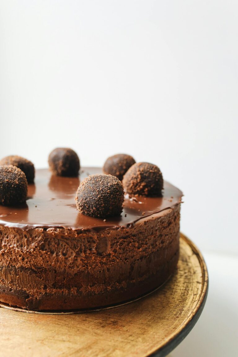Pastel de chocolate entero decorado con trufas en la parte superior