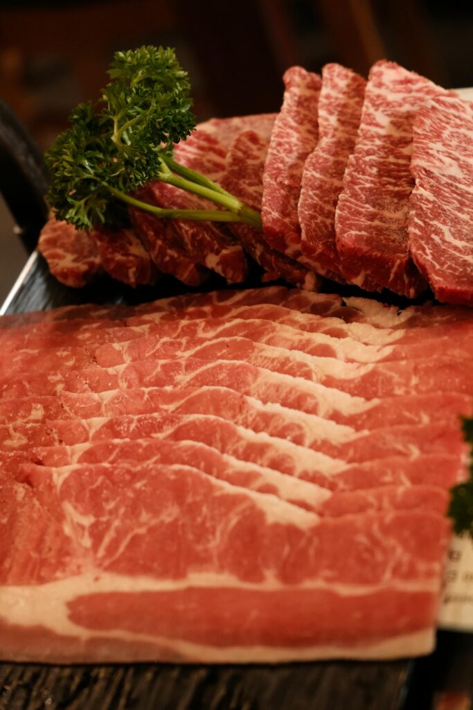 Láminas finas de carne de res marmoleada estilo Wagyu frescas