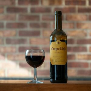 Botella de vino con etiqueta amarilla