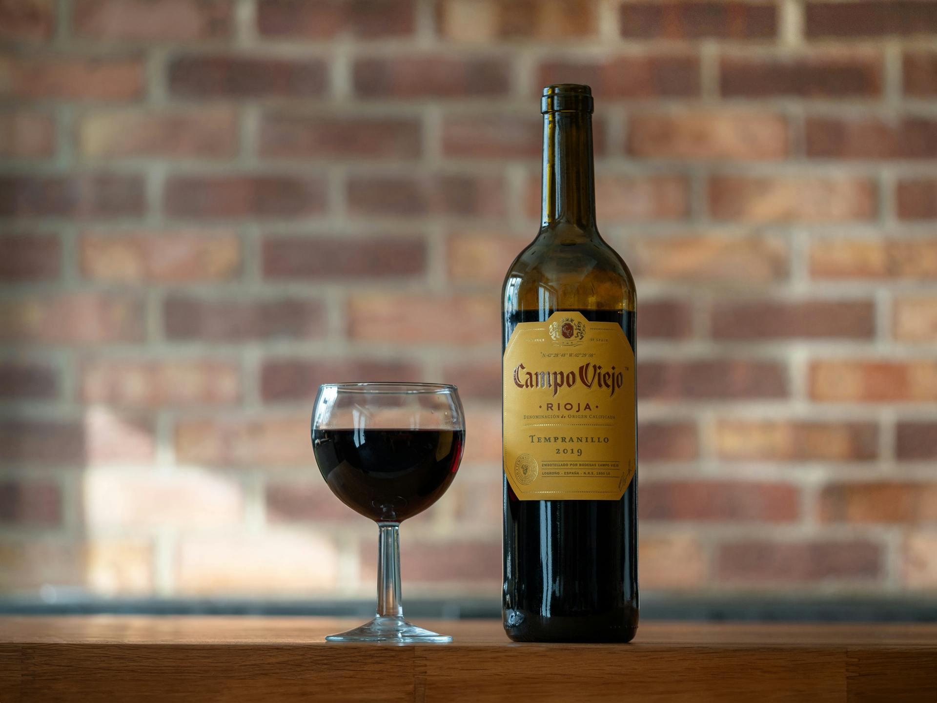 Botella de vino con etiqueta amarilla