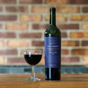 Botella de vino con etiqueta azul