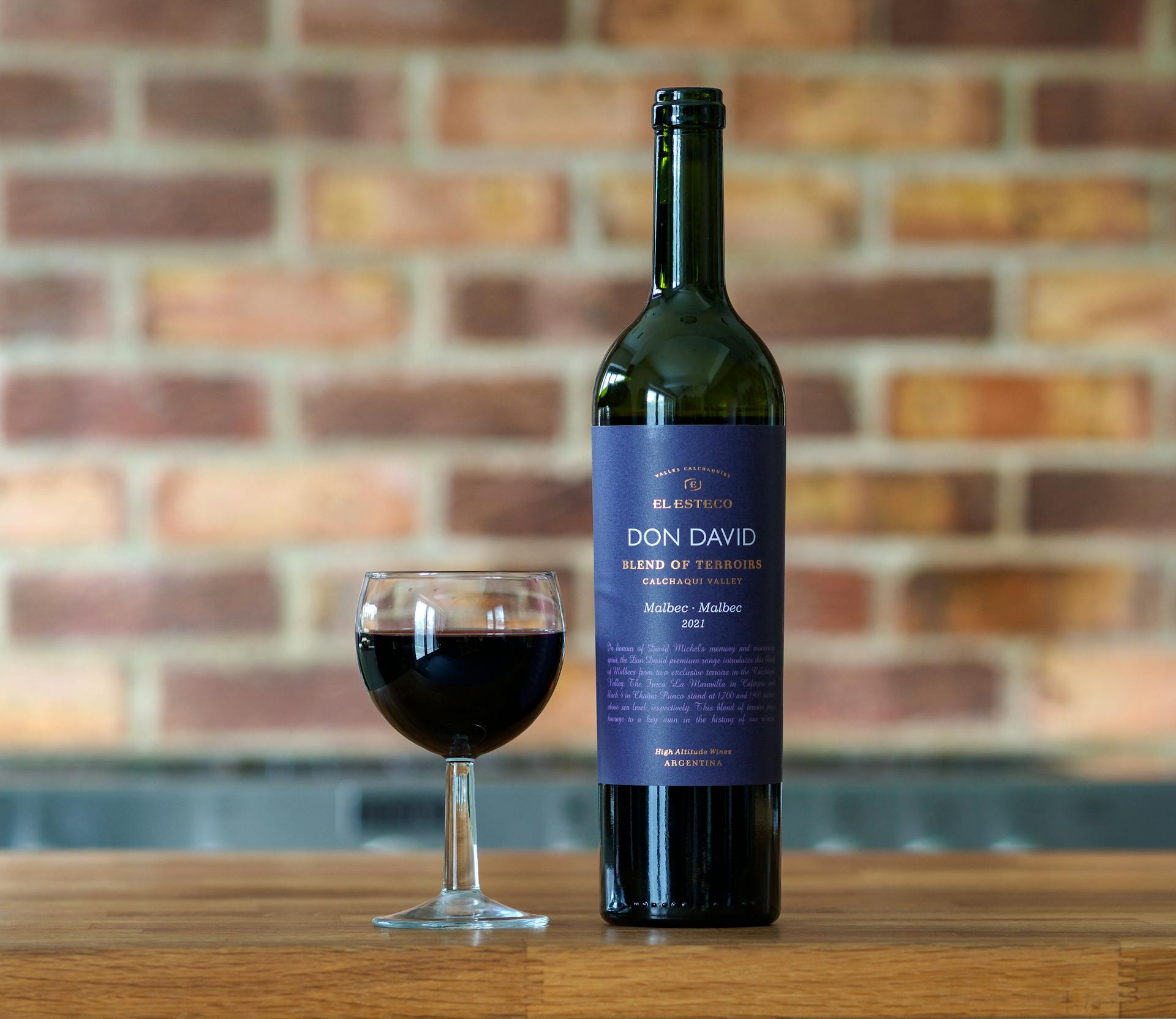 Botella de vino con etiqueta azul
