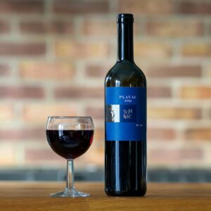 Botella de vino con etiqueta azul marino