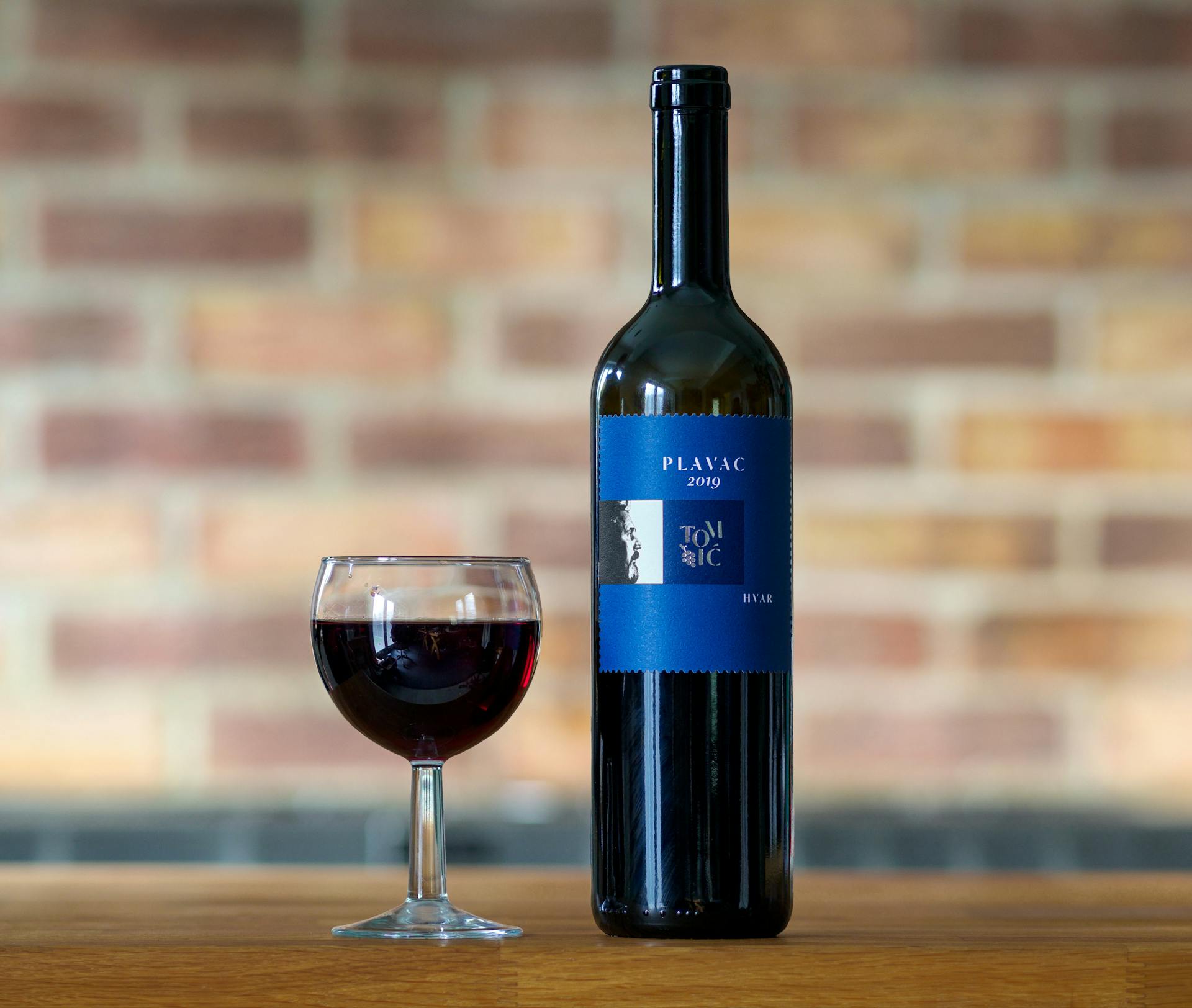 Botella de vino con etiqueta azul marino