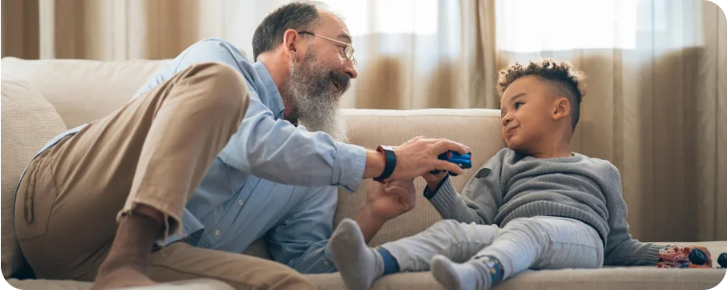Abuelo jugando con su nieto