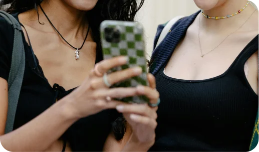 Mujeres jovenes viendo un celular