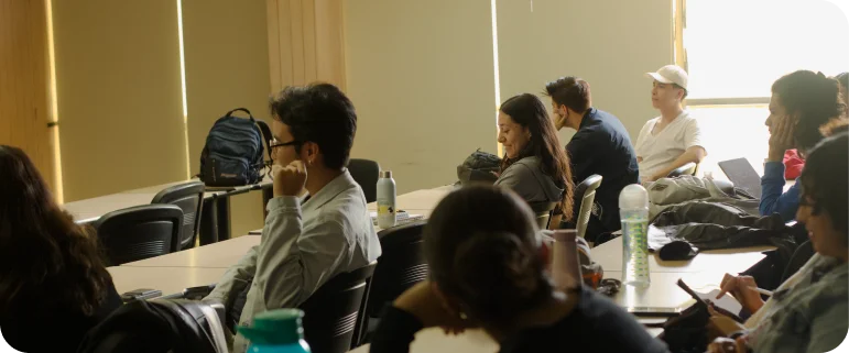 Grupo de jovenes estudiantes tomando una clase.