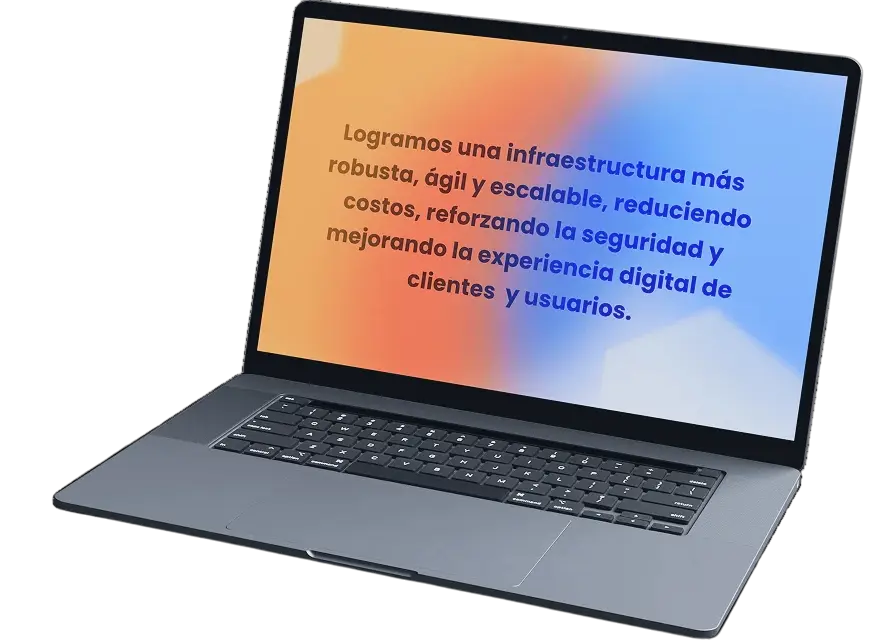 Laptop gris abierta mostrando un mensaje en la pantalla sobre fondo degradado que dice: 'Logramos una infraestructura más robusta, ágil y escalable, reduciendo costos, reforzando la seguridad y mejorando la experiencia digital de clientes y usuarios'.