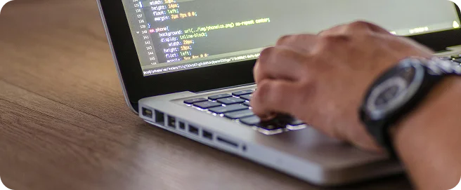 Persona escribiendo código. Servicios