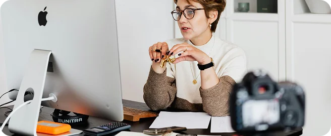 Mujer tomando una sesión virtual
