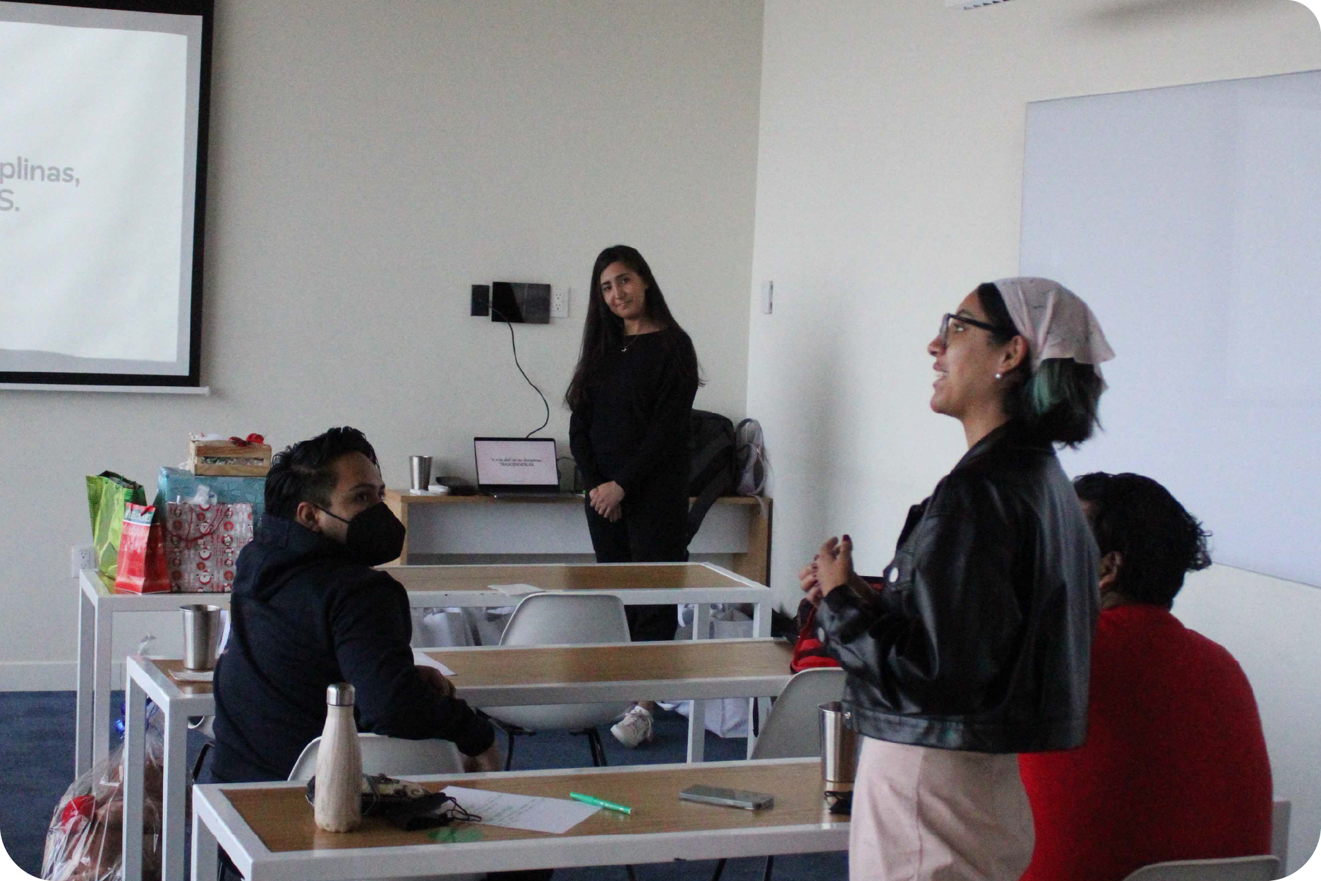 Sesión de capacitación interna donde un miembro del equipo comparte ideas con sus compañeros en un ambiente de aprendizaje colaborativo.
