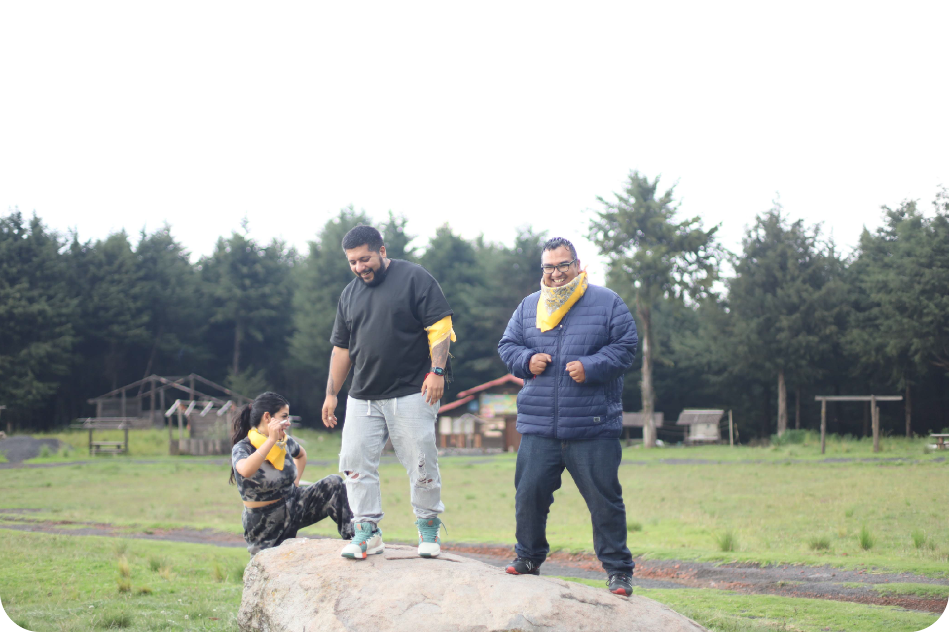 Miembros del equipo participando en dinámicas de integración al aire libre para fomentar la confianza y la diversión.