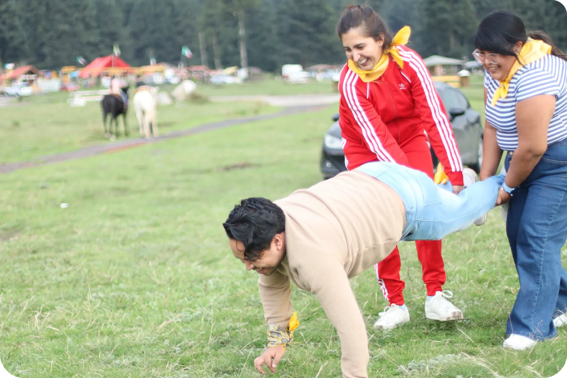 Miembros del equipo participando en dinámicas de integración al aire libre para fomentar la confianza y la diversión.