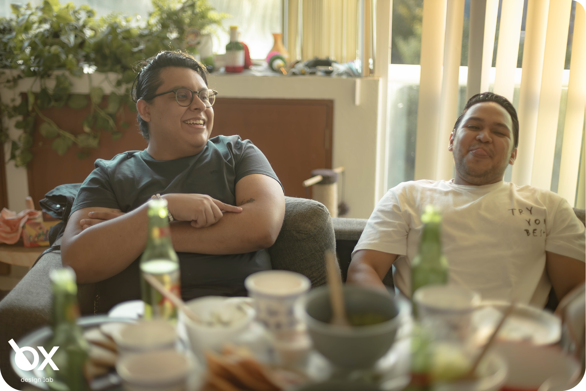 Compañeros de equipo disfrutando de un descanso informal y divertido durante un almuerzo compartido.