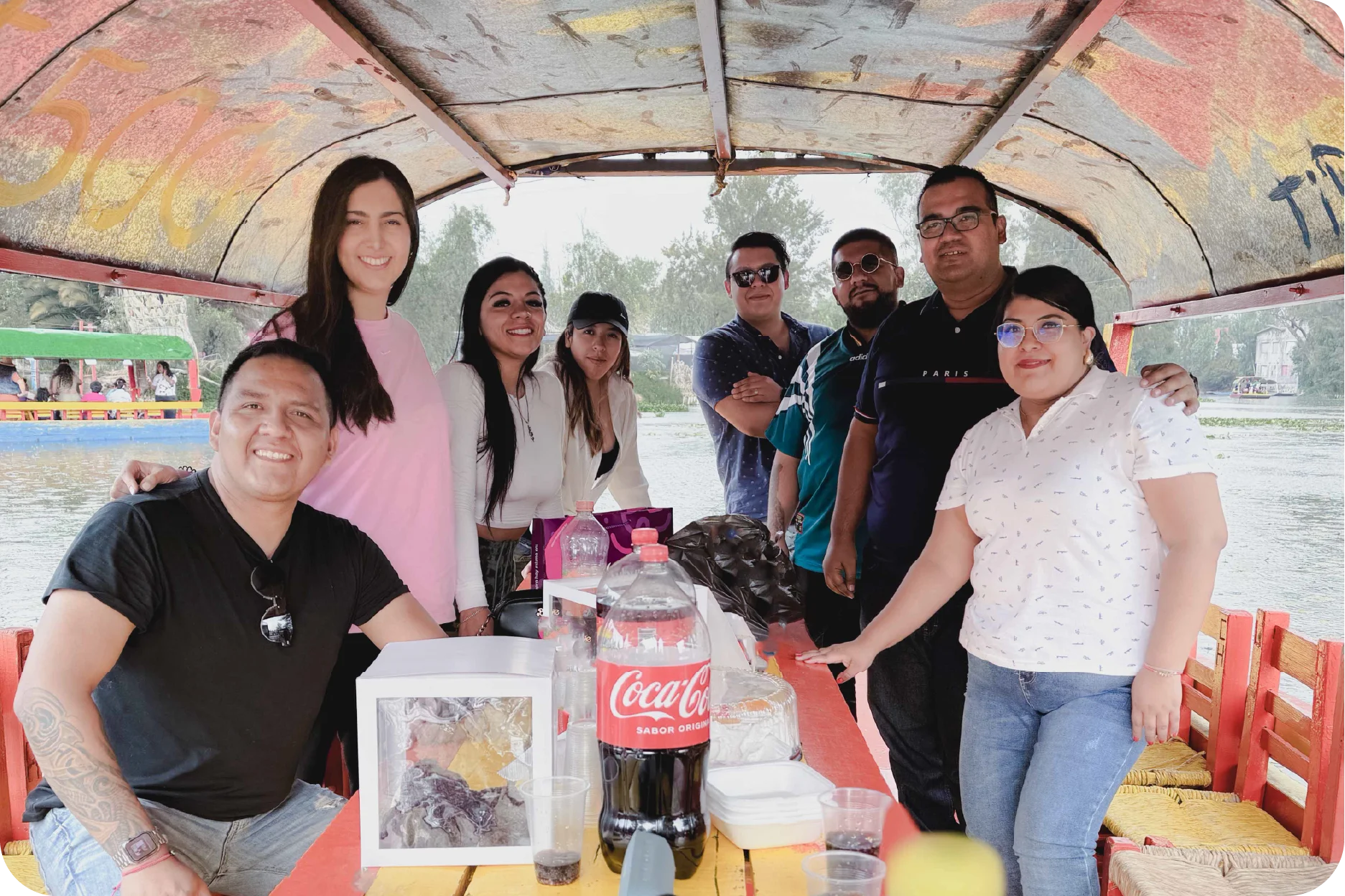 El equipo de trabajo disfrutando de un día de integración al aire libre con un paseo en bote tradicional.