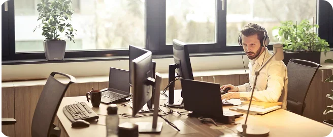 Hombre trabajando en la oficina